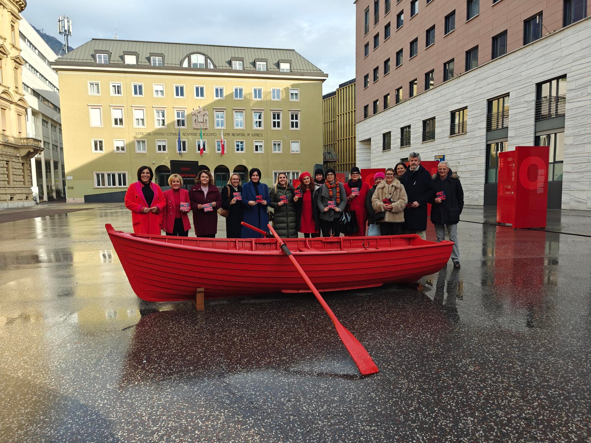 Sie setzten am 25. November ein Zeichen gegen Gewalt: Der Landesbeirat für Chancengleichheit für Frauen, der Südtiroler Künstlerbund und eine Delegation an Landesrätinnen und Landtagsabgeordneten mit dem Roten Boot am Silvius-Magnago-Platz. (Foto: LPA/Ursula Pirchstaller)