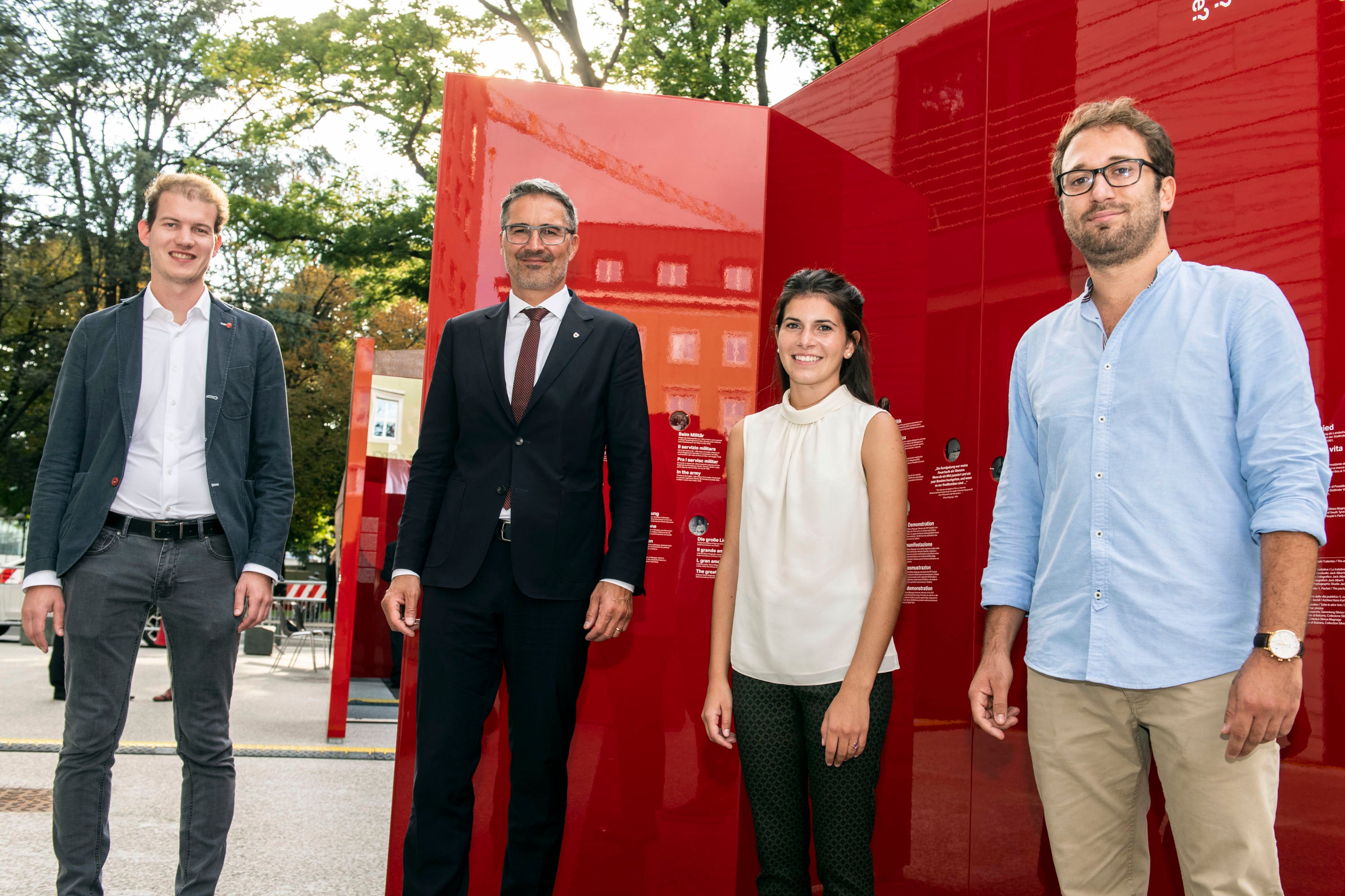 Daurida dl'esposiziun dedicada al'autonomia incö tratan le De dl'autonomia da pert dl presidënt Kompatscher adöm a rapresentanc dles Consultes dla Jonëza ladina, todëscia y taliana: (d.m.c.) Felix Nagler, Arno Kompatscher, Lucia Baumgartner y Francesco Rauhe. (Foto: USP/Ivo Corrà)   