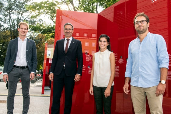 Daurida dl'esposiziun dedicada al'autonomia incö tratan le De dl'autonomia da pert dl presidënt Kompatscher adöm a rapresentanc dles Consultes dla Jonëza ladina, todëscia y taliana: (d.m.c.) Felix Nagler, Arno Kompatscher, Lucia Baumgartner y Francesco Rauhe. (Foto: USP/Ivo Corrà)   