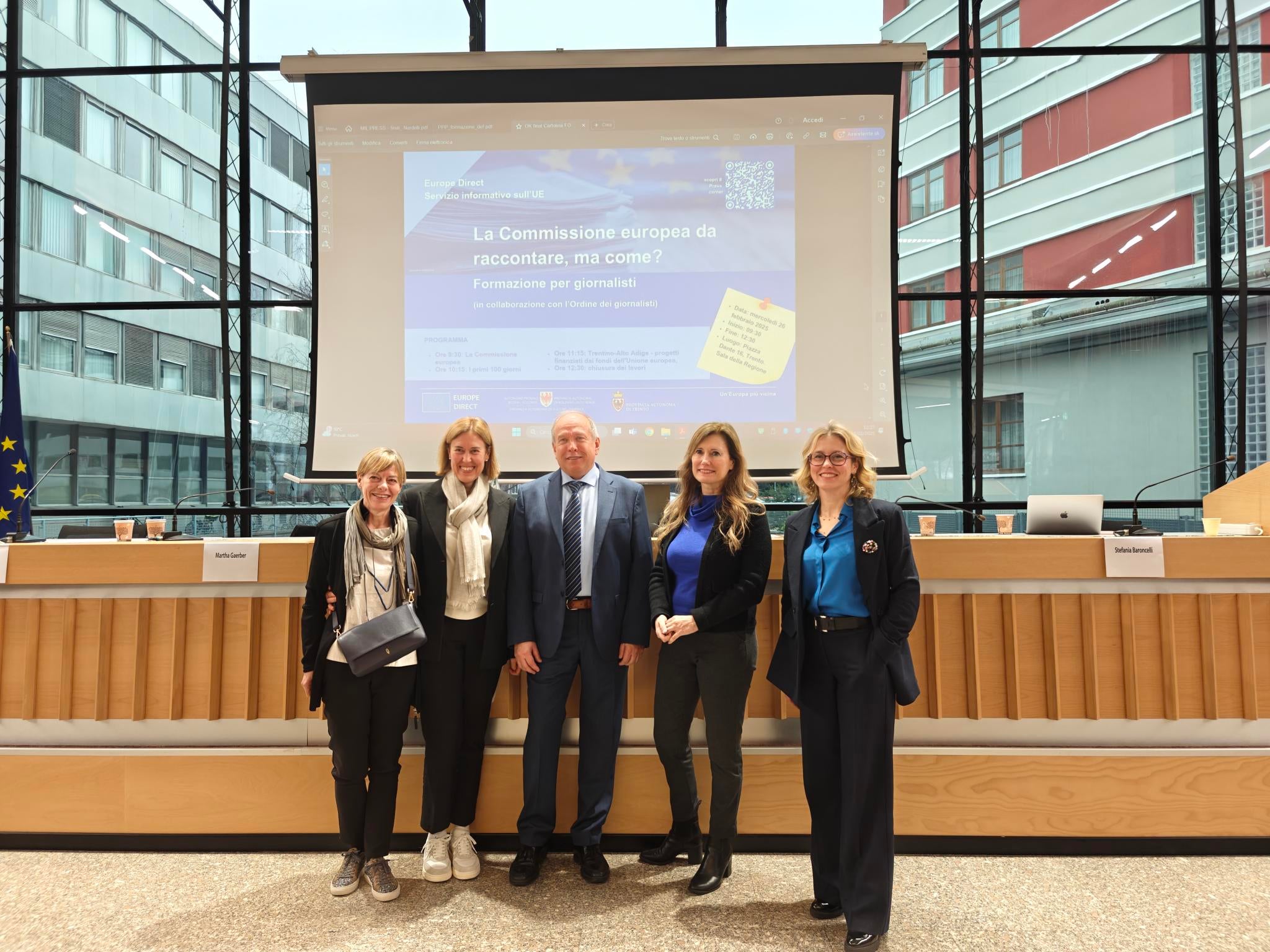 Hanno tenuto una relazione durante il corso di formazione a Trento (nella foto da sinistra): Nicoletta Clauser, dirigente della Provincia autonoma di Trento, Martha Gärber, direttrice della Ripartizione Europa della Provincia autonoma di Bolzano, Francesco Pancheri, dirigente della Provincia autonoma di Trento, la docente dell'Università di Bolzano Stefania Baroncelli e la press and communication officer della Rappresentanza in Italia della Commissione europea, Stefania Nardelli. (Foto: USP)