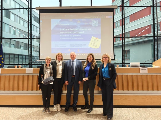 Hanno tenuto una relazione durante il corso di formazione a Trento (nella foto da sinistra): Nicoletta Clauser, dirigente della Provincia autonoma di Trento, Martha Gärber, direttrice della Ripartizione Europa della Provincia autonoma di Bolzano, Francesco Pancheri, dirigente della Provincia autonoma di Trento, la docente dell'Università di Bolzano Stefania Baroncelli e la press and communication officer della Rappresentanza in Italia della Commissione europea, Stefania Nardelli. (Foto: USP)