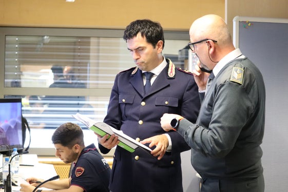 Nella Sala Operativa Interforze: il capo di gabinetto del Questore, Giuseppe Tricarico (a sinistra) e il brigadiere capo della Guardia di Finanza Heiko Falkensteiner. (Foto: USP/Maja Clara)