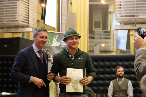 Jagd ist nicht nur Tradition, sondern auch Naturschutz: Forstwirtschaftslandesrat Luis Walcher mit einem der Jungjäger (Foto: LPA/Maja Clara)