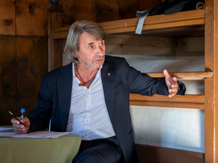 Wie die Menschen in Gröden und im Gadertal im Notfall rasch Hilfe bekommen und im Alltag gut medizinisch versorgt sein sollen, darüber hat Gesundheitslandesrat Hubert Messner bei der Sondersitzung der Landesregierung in St. Martin in Thurn mit den Bürgermeistern gesprochen. (Foto: LPA/Fabio Brucculeri)