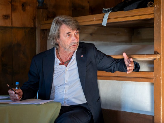 Wie die Menschen in Gröden und im Gadertal im Notfall rasch Hilfe bekommen und im Alltag gut medizinisch versorgt sein sollen, darüber hat Gesundheitslandesrat Hubert Messner bei der Sondersitzung der Landesregierung in St. Martin in Thurn mit den Bürgermeistern gesprochen. (Foto: LPA/Fabio Brucculeri)