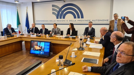 Il Ministro per gli Affari regionali e le autonomie, Roberto Calderoli (terzo da sinistra) ospite della Conferenza delle Regioni e delle Province autonome, presieduta da Massimiliano Fedriga (quarto da sinistra). (Foto: Davide Cordua)
