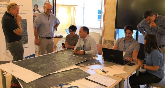 Landesrat Vettorato bei der Vorstellung der Trassenführung: Wir erneuern nicht einfach bestehende Hochspannungsleitungen an bestehenden Standorten, sondern steigern die Qualität für Energieeffizienz, Klimaschutz und Entwicklungsmöglichkeiten im Eisacktal. (Foto: LPA) 