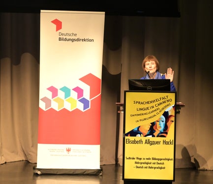 Elisabeth Allgäuer-Hackl begleitet die Südtiroler Schulwelt bereits seit mehreren Jahren wissenschaftlich und rundete den Vormittag mit einem Beitrag zu den Themen Deutschunterricht, Mehrsprachigkeit und Bildungsgerechtigkeit ab. (Foto: LPA/Deutsche Bildungsdirektion/Margit Pichler)