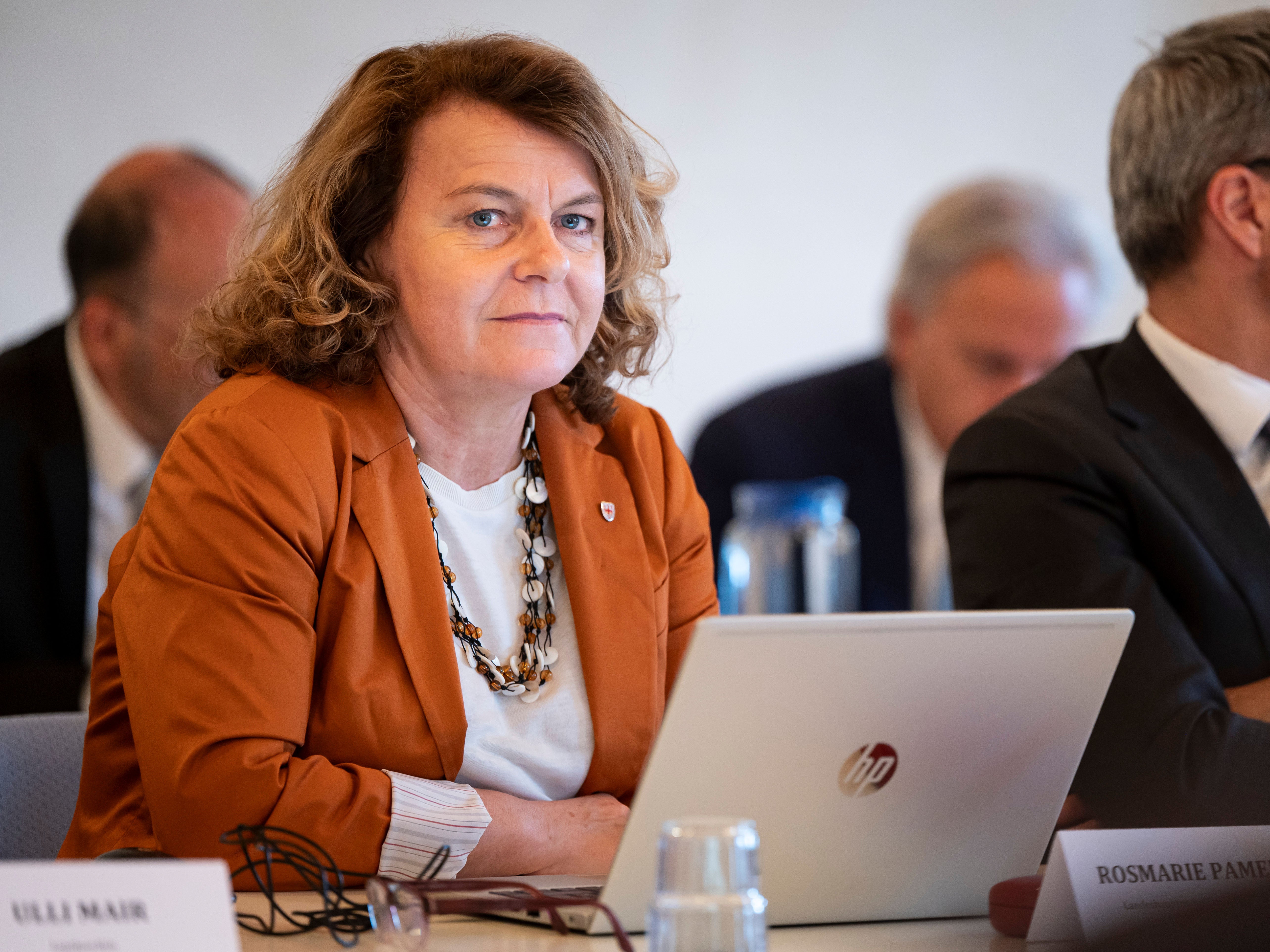 Durante la seduta straordinaria in Val Venosta, l’assessora provinciale alla Coesione sociale Rosmarie Pamer ha parlato anche del nuovo servizio “Alloggio assistito per famiglie con background migratorio”, sottolineando: “Una famiglia per ogni Comune è solidarietà, non un obbligo”. (Foto: USP/Fabio Brucculeri)