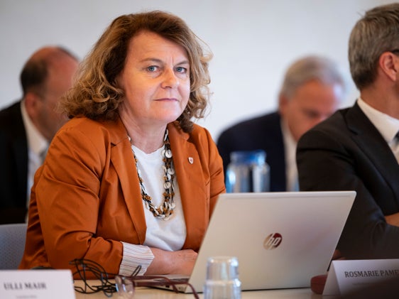 Durante la seduta straordinaria in Val Venosta, l’assessora provinciale alla Coesione sociale Rosmarie Pamer ha parlato anche del nuovo servizio “Alloggio assistito per famiglie con background migratorio”, sottolineando: “Una famiglia per ogni Comune è solidarietà, non un obbligo”. (Foto: USP/Fabio Brucculeri)