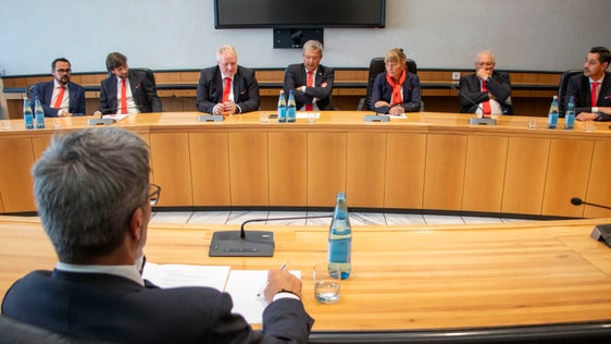 Uno dei temi dell'incontro tra il presidente Kompatscher (in primo piano) e il VSS: la norma di attuazione approvata dalla Commissione dei Sei sul riconoscimento di VSS e USSA quali enti di promozione sportiva è stato un successo. (Foto: ASP/Guido Steinegger)