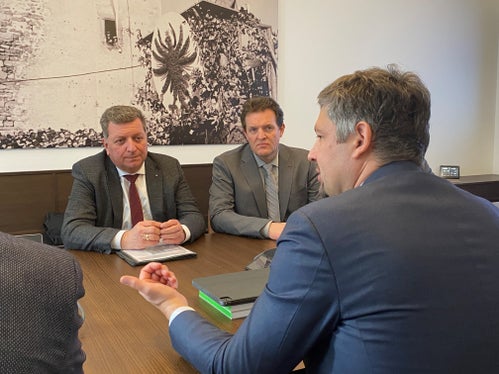 Alfreider (in primo piano), Bernreiter (primo da sinistra) e Zumtobel (secondo da sinistra): Il traffico sull'asse Monaco-Verona deve essere gestito in modo congiunto e transfrontaliero (Foto: ASP/Simon Schmaußer)