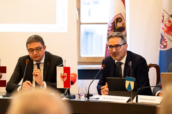 Venerdì 18 aprile, alle 10.30 a Casa Noldin, a Salorno, il presidente della Provincia autonoma di Bolzano, Arno Kompatscher (a destra nella foto), e il suo omologo trentino, Maurizio Fugatti, parleranno assieme della riforma dello Statuto di autonomia della Regione Trentino-Alto Adige approvata dal Consiglio dei ministri. (Foto: USP/Manuela Tessaro)