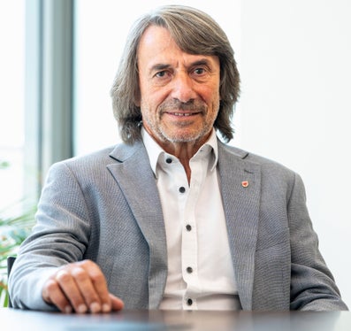 Psychische Gesundheit ist genauso wichtig wie körperliche Gesundheit. Deshalb wollen wir früh ansetzen, Belastungen erkennen und Unterstützung möglichst niederschwellig und wohnortnah anbieten. Hilfe zu suchen ist kein Zeichen von Schwäche, sondern ein wichtiger Schritt für die eigene Gesundheit, betont Gesundheitslandesrat Hubert Messner. (Foto: LPA/Fabio Brucculeri)