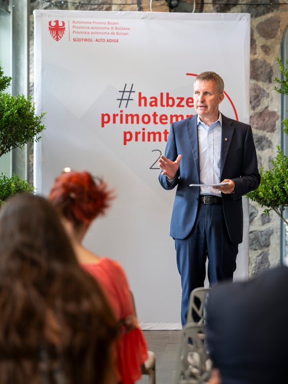 Die Gärten von Schloss Trauttmansdorff zeigen eindrucksvoll, wie Landwirtschaft, Forstwirtschaft und Tourismus miteinander verbunden sind. Der Landesrat für Landwirtschaft, Forstwirtschaft und Tourismus Luis Walcher hat am 8. Juli Bilanz gezogen und Ausblick gehalten. (Foto: LPA/Fabio Brucculeri)