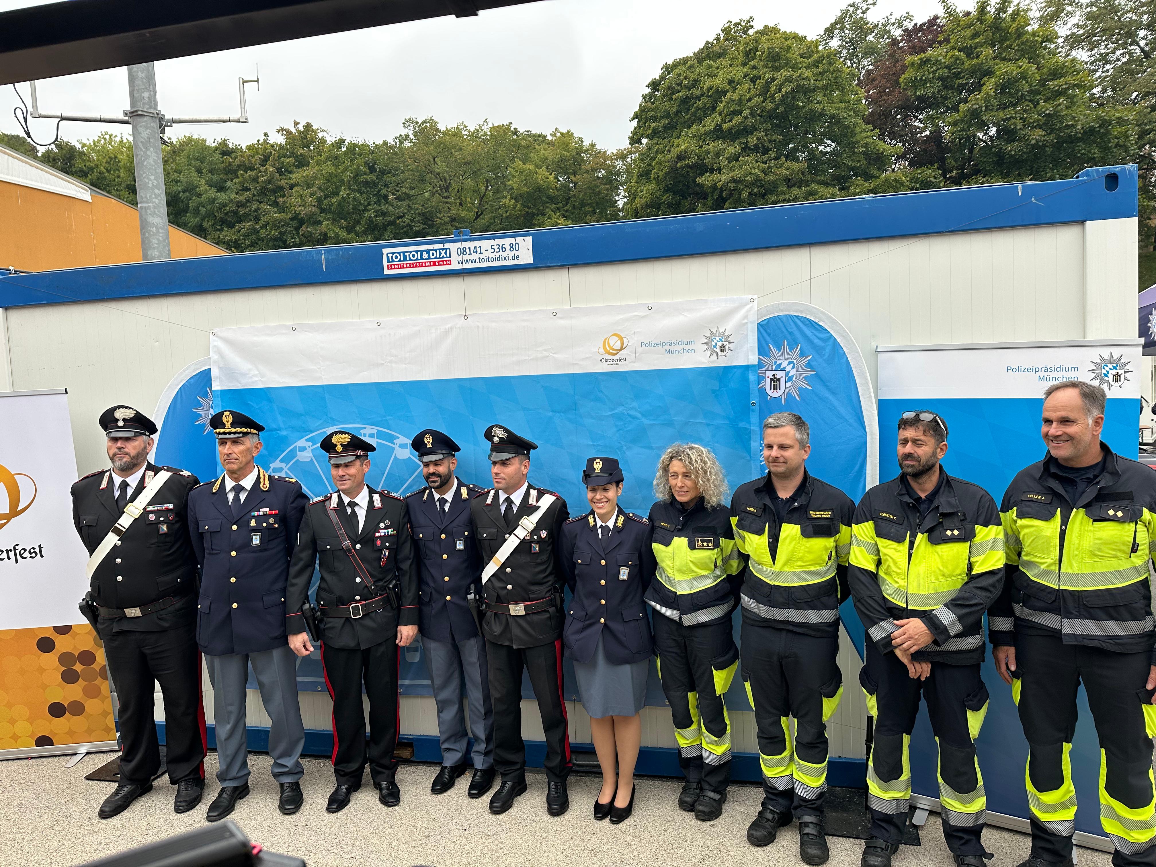 Nel secondo e nel terzo fine settimana della festa bavarese, dall’Alto Adige arriva un prezioso supporto da parte di vigili del fuoco permanenti di Bolzano (a destra nella foto), Carabinieri e Polizia (Foto: USP/Vigili del fuoco München/Milberg)