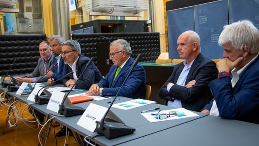  Abteilungsdirektor Hofer, Generaldirektor Steiner, Landeshauptmann Kompatscher, Siag-Präsident De Iorio, Johann Schneebacher (Siag) und Siag-Generaldirektor Stefan Gasslitter bei der Tagung zum Thema Cybersecurity  (Foto: LPA/Guido Steinegger)