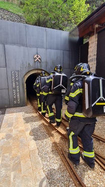 Im Bergwerk in Prettau (im Bild) erfolgte ein Teil der Ausbildung im Arbeiten mit Atemschutzausrüstung. (Foto: LPA/Berufsfeuerwehr Bozen)