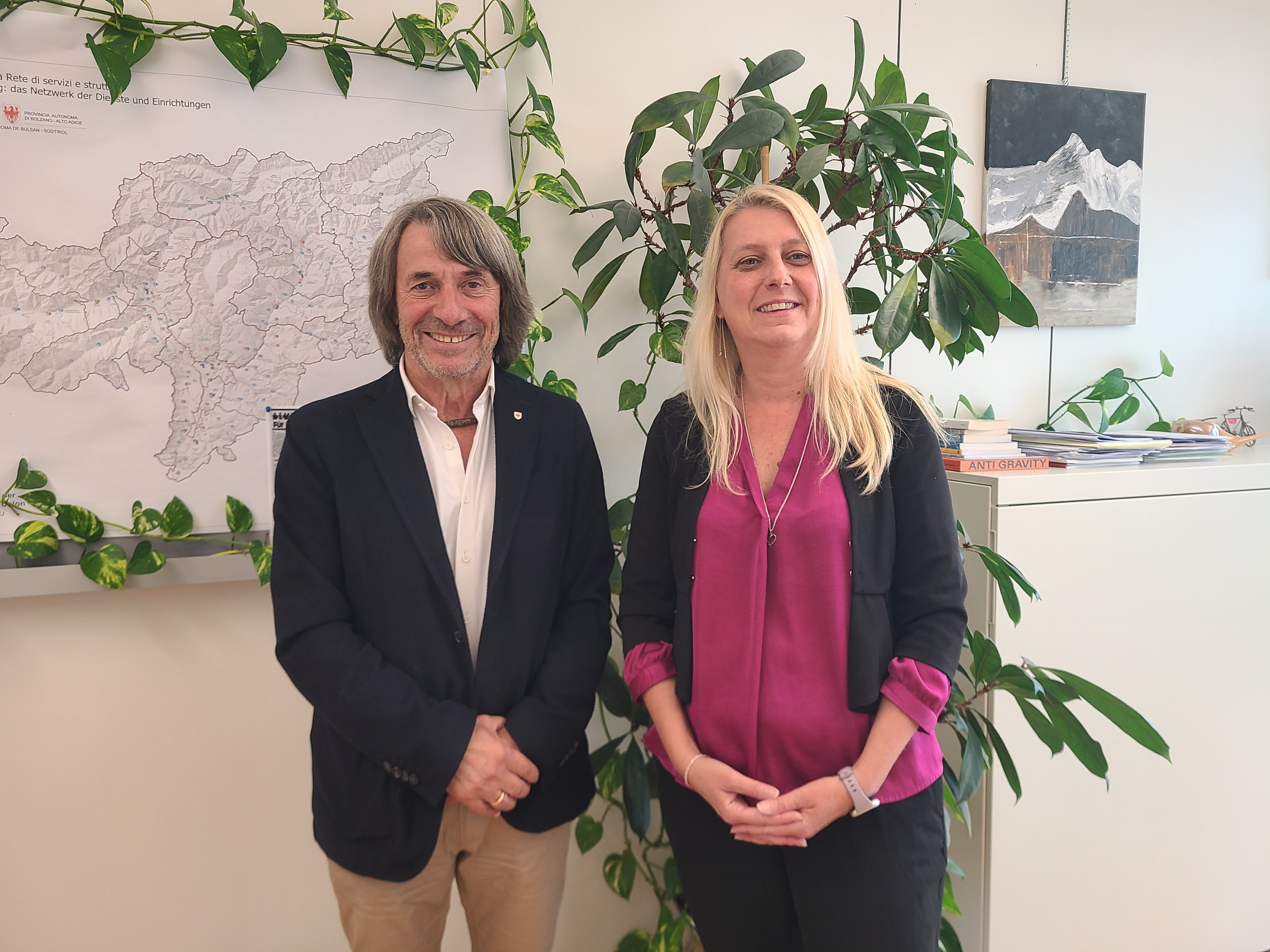 Landesrat Hubert Messner und Gunde Bauhofer von der Verbraucherzentrale Südtirol sprachen am 21. Oktober in Bozen über Anliegen von Patientinnen und Patienten. (Foto: LPA/Mara Mantinger)