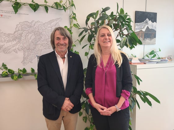 Landesrat Hubert Messner und Gunde Bauhofer von der Verbraucherzentrale Südtirol sprachen am 21. Oktober in Bozen über Anliegen von Patientinnen und Patienten. (Foto: LPA/Mara Mantinger)