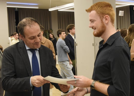 L'assessore Vettorato si complimenta con uno degli studenti premiati. (Foto: Fondazione Cassa di Risparmio/Ochsenreiter)