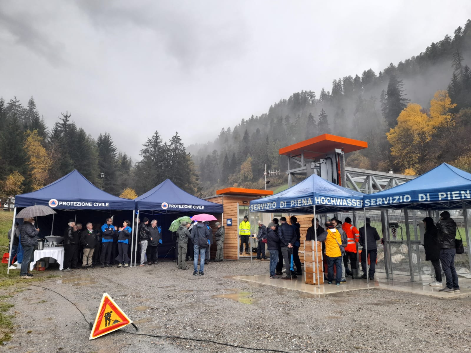 Oggi (24 ottobre) si è svolta l'inaugurazione della nuova stazione&nbsp;per il monitoraggio dei corsi d’acqua sul Rio Solda, presso Ponte Stelvio (Foto: LPA/Maja Clara)