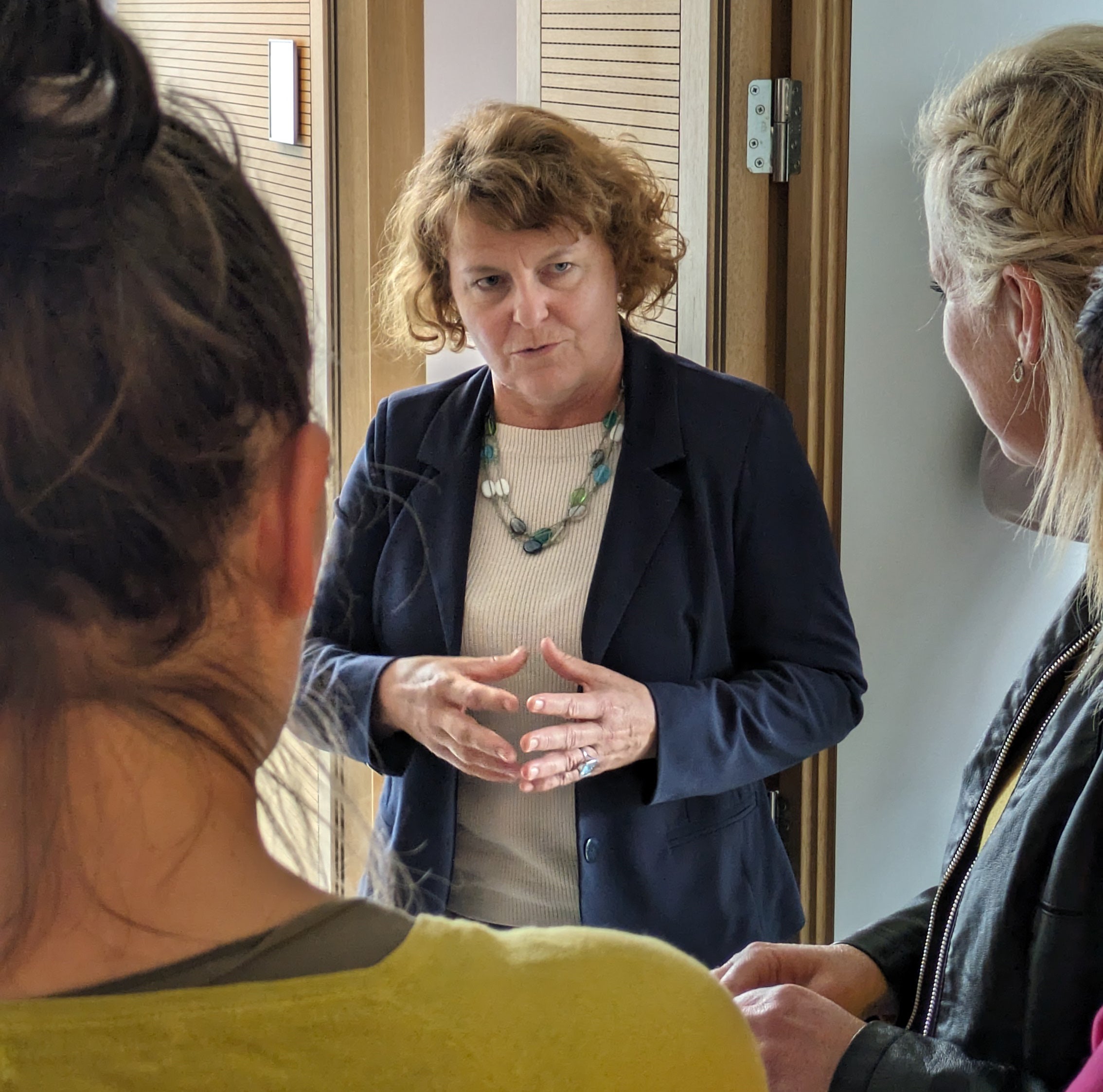 Landesrätin Rosmarie Pamer macht sich dafür stark, dass oftmals unsichtbare Care- und Pflegearbeit künftig stärker anerkannt und wertgeschätzt wird. (Foto: LPA/Hannes Wisthaler)