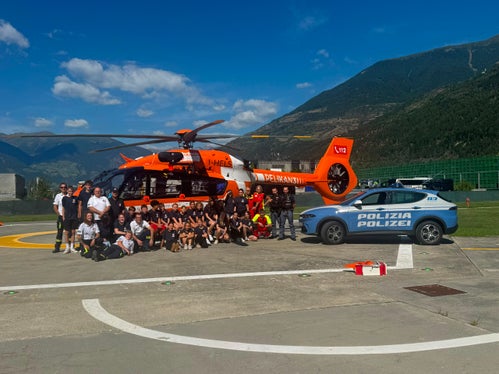 Foto di gruppo con l’elicottero di soccorso e la Polizia di Stato presso la base di Lasa. (Foto: USP/Protezione civile/Croce Bianca)