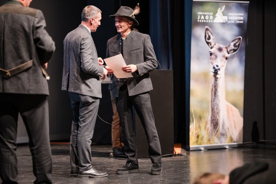 Consegna dei certificati per il superamento dell'esame di caccia: Luis Walcher, assessore alle Foreste, alla cerimonia di consegna degli esami di caccia il 26 novembre presso il Waltherhaus di Bolzano. (Foto: USP/Bernhard Aichner)