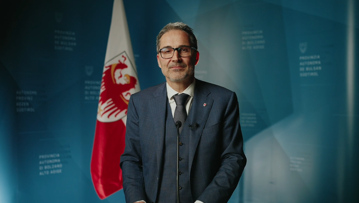 L presidënt dla Jonta provinziela de Bulsan lecorda la fin dla Segonda Viera Mundiela. (Foto: USP)