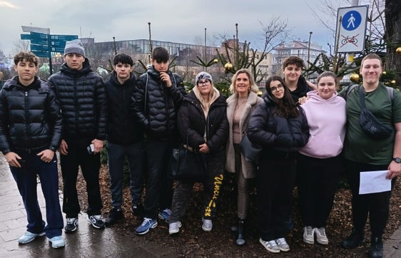 Deutschsprachige und italienischsprachige Schülerinnen und Schüler aus dem Bereich Verkauf lernen im Rahmen des Projekts Sprachaustausch die zweite Landessprache: Im Bild die Schülerinnen und Schüler mit Tatjana Kaserer (5. von rechts). (Foto: LPA/Berufsbildungszentrum "Dipl. Ing. Luis Zuegg" Meran)