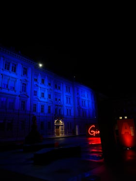 Am Abend des 23. September erstrahlt das Landhaus 1 in blau. Damit wird auf die laufende Woche der Gehörlosen hingewiesen und für deren Anliegen sensibilisiert. (Foto: LPA/Marie Clara)