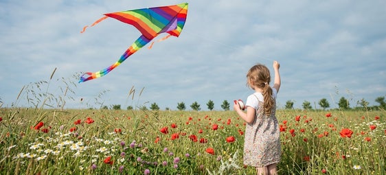 In der Luftwerkstatt widmen sich vierte und fünfte Klassen der Grundschule der Erforschung der Atmosphäre. Auch dieses praxisnahe Projekt ist im Umweltbildungsprogramm 2026/27 neu. (Foto: Landesagentur für Umwelt und Klimaschutz/KI-generiert)