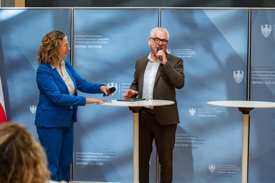 Alla cerimonia di consegna dei diplomi ai nuovi segretari e alle nuove segretarie comunali ha preso parte anche il presidente del Consorzio dei Comuni, Andreas Schatzer, qui assieme alla vicesegretaria generale della Provincia, Marion Markart. (Foto: USP/Greta Stuefer)