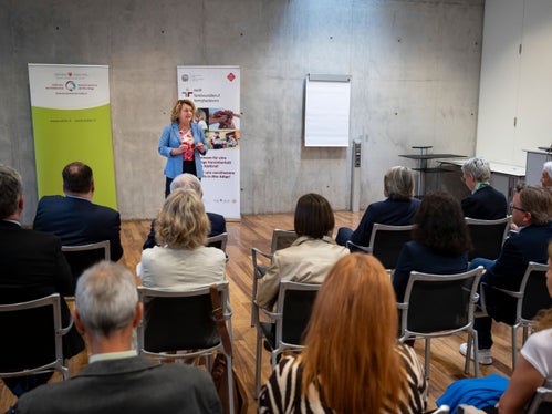Mit der Auditierung zeigen Betriebe, wie der Südtiroler Sanitätsbetrieb, wie wichtig ihnen Familienfreundlichkeit und Vereinbarkeit, und damit auch die Mitarbeitenden sind, unterstrich Familienlandesrätin Rosmarie Pamer. (Foto: LPA/Fabio Brucculeri)