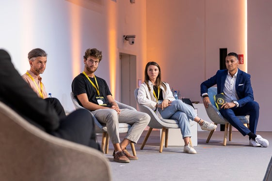 Landesregierungsvertreter und Aktivisten waren sich bei der Diskussionsrunde unter der Leitung von Polidori einig: In puncto Nachhaltigkeit gilt es nun rasch zu handeln. (Foto: LPA/Tiberio Sorvillo)