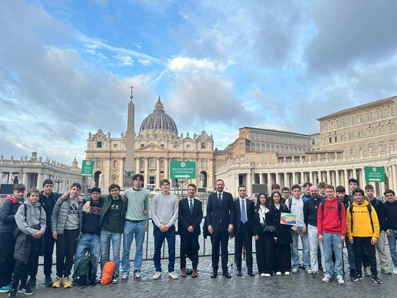 Un messaggio di speranza al mondo della scuola. Foto di gruppo per la delegazione della Scuola italiana della provincia di Bolzano assieme al sovrintendente scolastico Vincenzo Gullotta (nella foto il nono da sinistra) e al vicepresidente della Provincia Marco Galateo (Nella foto il decimo da sinistra). (Foto: USP) 