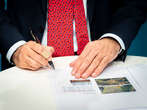 L'amministratore delegato e direttore generale di RFI, Gianpiero Strisciuglio, appone la sua firma sul Protocollo d'intesa (Foto: USP/Fabio Brucculeri)