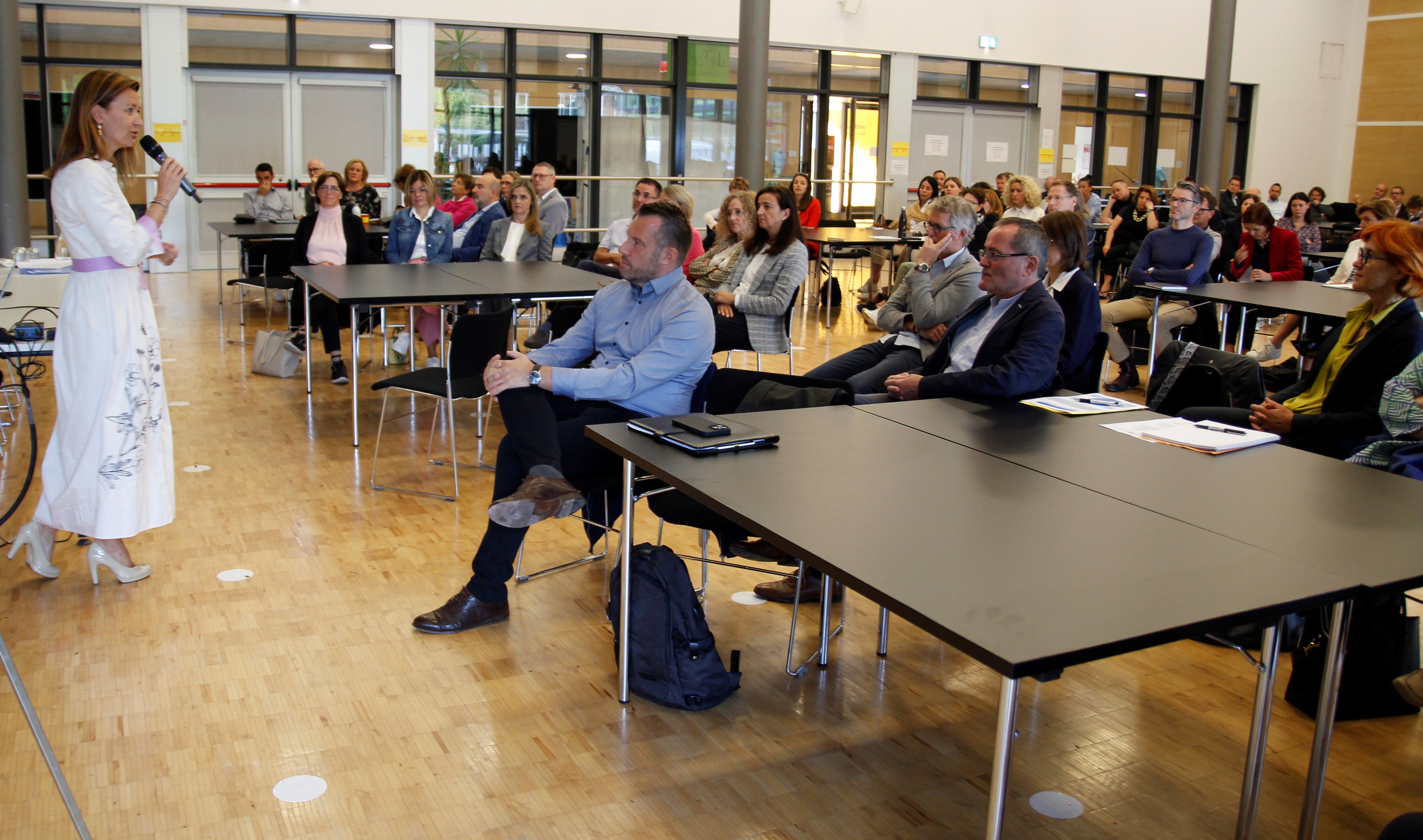 Das Thema des zukunftgerichteten Führens in herausfordernden Situationen stand im Mittelpunkt der diesjährigen Herbsttagung der Führungskräfte der deutschen Kindergärten und Schulen. Im Bild ganz links Landesschuldirektorin Falkensteiner(Foto: LPA/Bildungsdirektion/Verena Hilber)