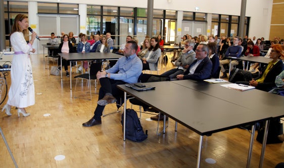 Das Thema des "zukunftgerichteten Führens in herausfordernden Situationen" stand im Mittelpunkt der diesjährigen Herbsttagung der Führungskräfte der deutschen Kindergärten und Schulen. Im Bild ganz links Landesschuldirektorin Falkensteiner(Foto: LPA/Bildungsdirektion/Verena Hilber)