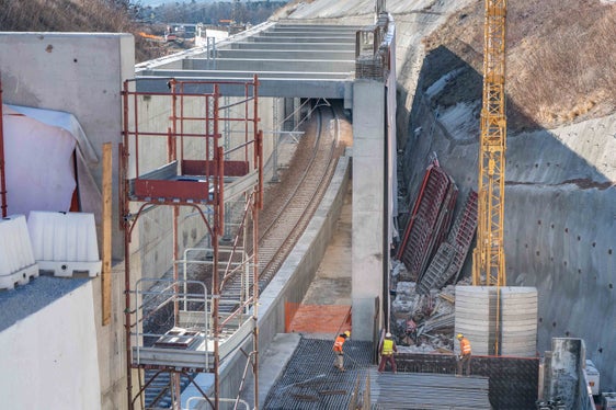 Die weiteren Arbeiten zur Verbesserung der Strecke gehen weiter, dazu gehört auch die Riggertalschleife. Sie soll eine Zeitersparnis von 15 Minuten für Fahrgäste bringen, die vom Pustertal in Richtung Brixen und Bozen unterwegs sind. (Foto: LPA/Greta Stuefer)
