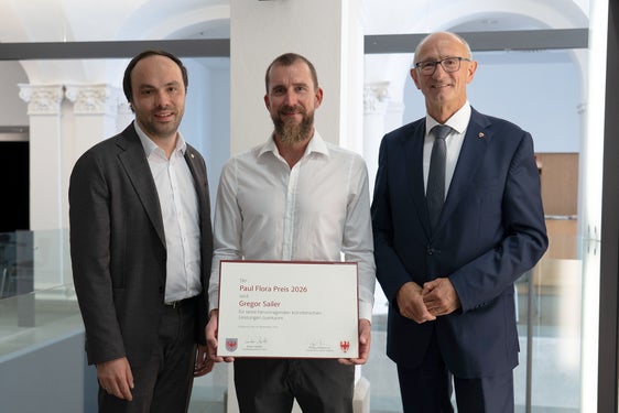 Il 14 settembre Gregor Sailer (al centro) ha ricevuto il Premio Paul Flora 2026 dalle mani dell’assessore provinciale alla Cultura tedesca Philipp Achammer (a sinistra) e del presidente del Tirolo e assessore tirolese alla Cultura Anton Mattle (a destra). (Foto: Land Tirol/Sidon)