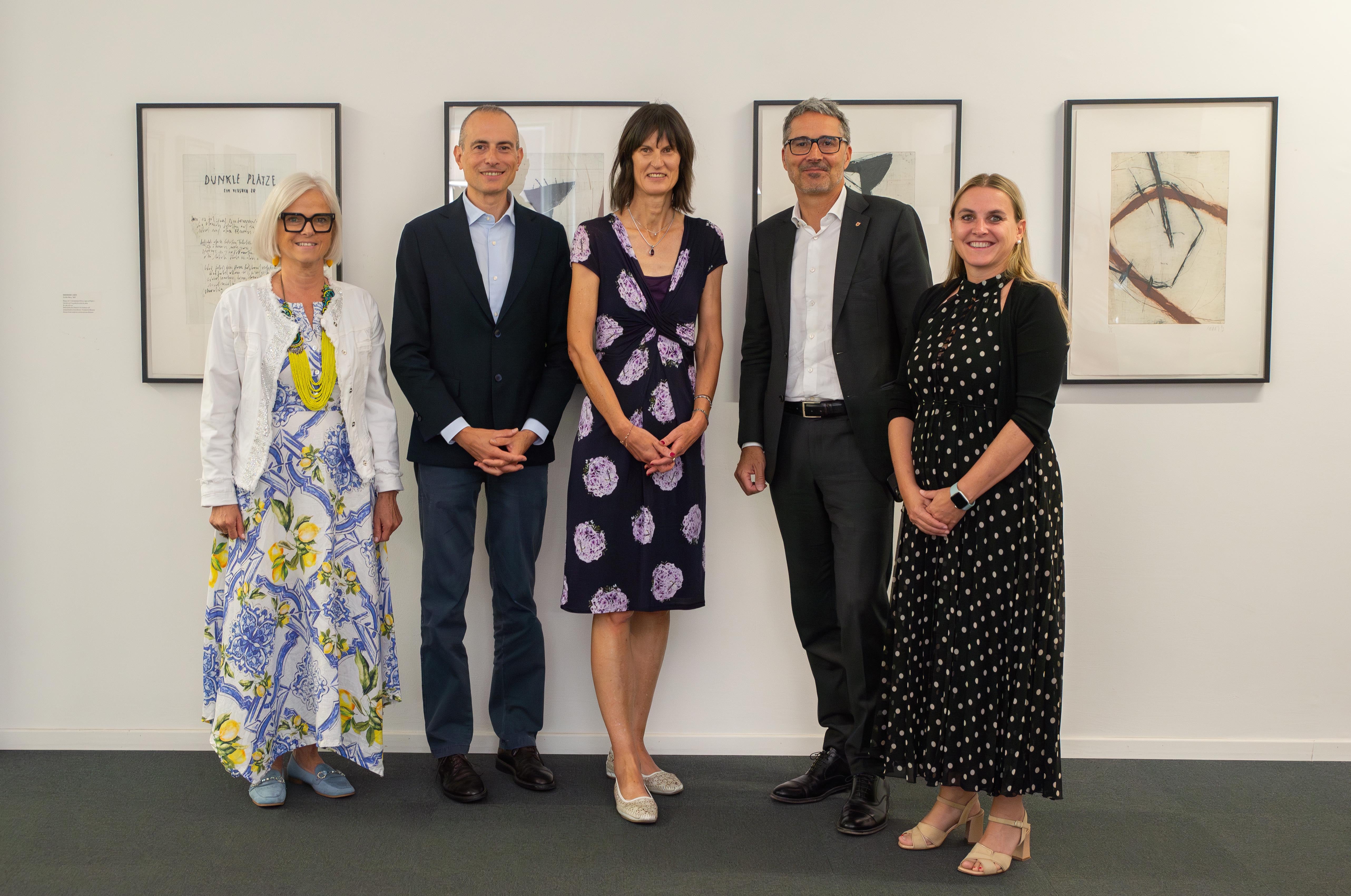 Hanno parlato della compatibilità tra famiglia e carriera (da sinistra): Nadia Mazzardis (Commissione provinciale per le pari opportunità per le donne), Luca Filippi, Annemarie Kaser (entrambe Comitato per la promozione dell'imprenditoria femminile/Camera di Commercio di Bolzano), il presidente della Provincia Arno Kompatscher, Ulrike Oberhammer (Commissione provinciale per le pari opportunità per le donne). (Foto: ASP/Greta Stuefer)