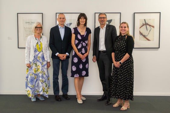 Hanno parlato della compatibilità tra famiglia e carriera (da sinistra): Nadia Mazzardis (Commissione provinciale per le pari opportunità per le donne), Luca Filippi, Annemarie Kaser (entrambe Comitato per la promozione dell'imprenditoria femminile/Camera di Commercio di Bolzano), il presidente della Provincia Arno Kompatscher, Ulrike Oberhammer (Commissione provinciale per le pari opportunità per le donne). (Foto: ASP/Greta Stuefer)