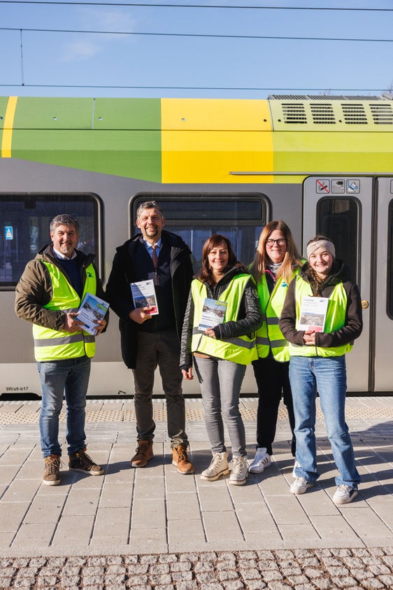 Rund um die Wiedereröffnung werden bis 27. Jänner 2026 in den Zügen zwischen Bruneck und Innichen Informationsflyer zum Projekt verteilt. Am 27. Jänner informiert ein mehrsprachiges Team am Bahnhof Bruneck über „Pustertal: NonStop“ und die Wiedereröffnung der Strecke bis Franzensfeste. Im Bild: Landesrat Daniel Alfreider (zweiter von links) mit Mitarbeitenden der Verteilaktion.  (Foto: STA/Ivan 
Brentegani)
