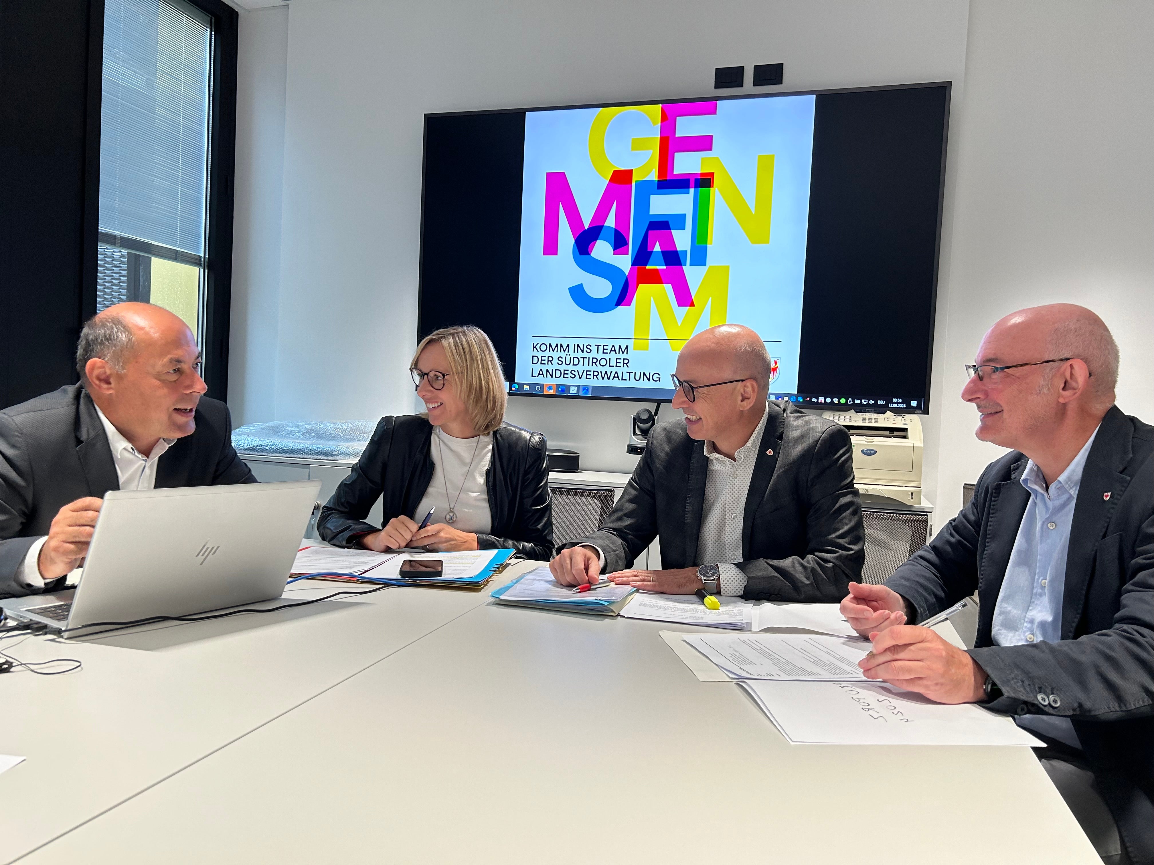 Ultimi preparativi per il grande concorso dell'Amministrazione provinciale altoatesina del 7 ottobre. Da sinistra a destra: il direttore della Ripartizione Personale, Albrecht Matzneller, l'assessora provinciale al Personale, Magdalena Amhof, il direttore del Dipartimento, Günther Burger, e Maurizio Pacchiani, direttore dell'Ufficio Assunzioni personale. (Foto: USP/Anna Künig)