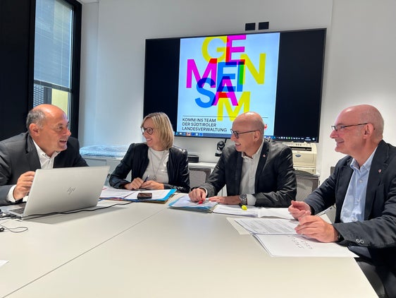 Ultimi preparativi per il grande concorso dell'Amministrazione provinciale altoatesina del 7 ottobre. Da sinistra a destra: il direttore della Ripartizione Personale, Albrecht Matzneller, l'assessora provinciale al Personale, Magdalena Amhof, il direttore del Dipartimento, Günther Burger, e Maurizio Pacchiani, direttore dell'Ufficio Assunzioni personale. (Foto: USP/Anna Künig)