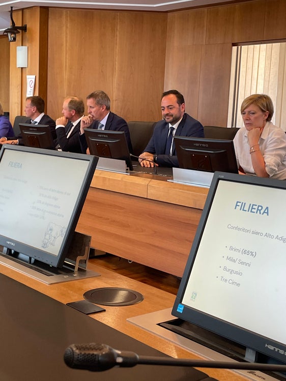 Landwirtschaftslandesrat Luis Walcher (ab 3. von links), Wirtschaftslandesrat Marco Galateo und die Direktorin der Landesabteilung Wirtschaftsentwicklung Manuela Defant  bei den Gesprächen zur Milchwirtschaft mit den Vertretern der Agentur für  Betriebsentwicklung Invitalia in Rom. (Foto: LPA)