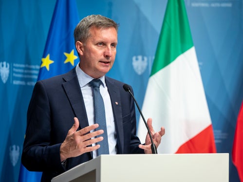 L'assessore provinciale Luis Walcher ha sottolineato l'importanza delle misure per il settore turistico: Con questo finanziamento sosteniamo gli investimenti nella sicurezza delle strutture di ristorazione e ricettive. L'obiettivo è aiutare le aziende a proteggere meglio le loro strutture, i dipendenti e gli ospiti. (Foto: USP/Fabio Brucculeri)