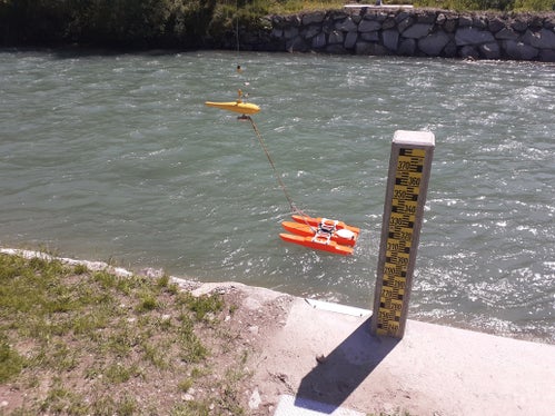La misurazione della portata (nella foto sul rio Aurino a Caminata) viene effettuata con il nuovo sistema idrometrico di gru a cavo e dispositivo ADCP (Acoustic Doppler Current Profiler). (Foto: Agenzia per la protezione civile/ Ufficio idrologia e dighe)    